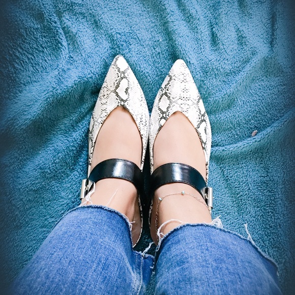 Ladies Pointed toe flat slides. Snake skin color - Picture 3 of 7